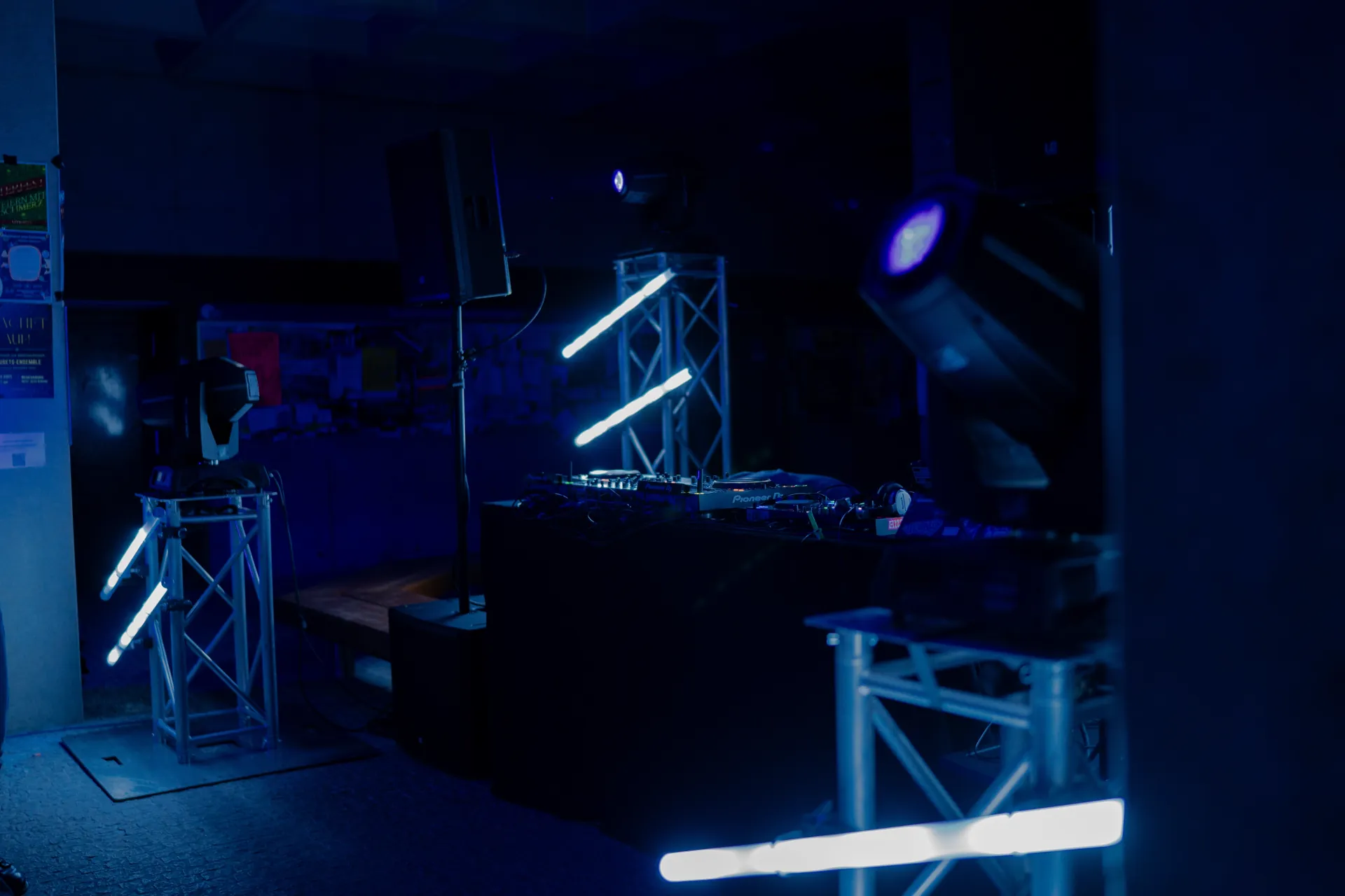 DJ-Setup mit blauen LED-Bars und Truss-Stativen