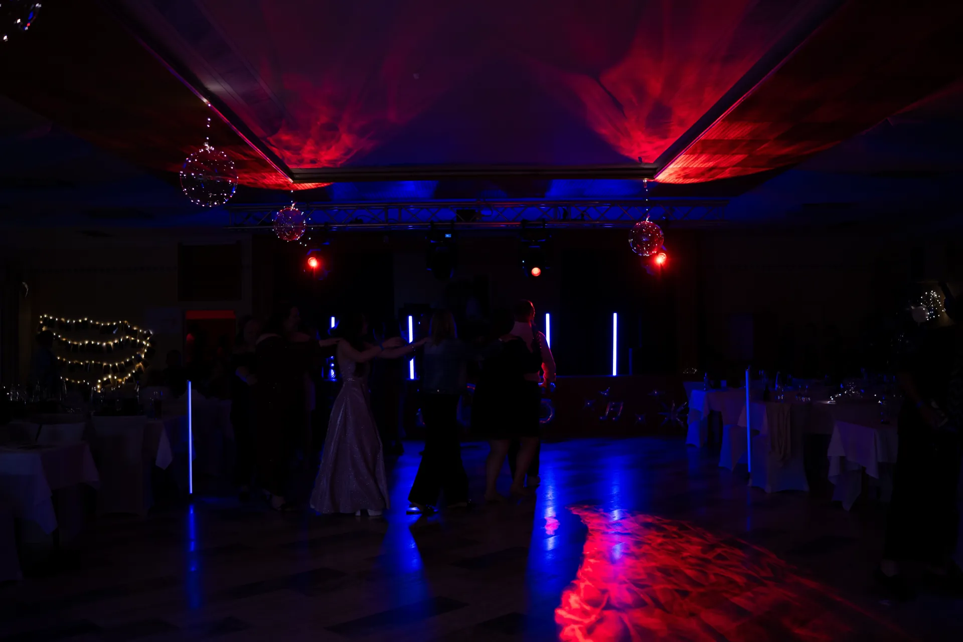 Elegante Lichtgestaltung für Hochzeiten und Galas