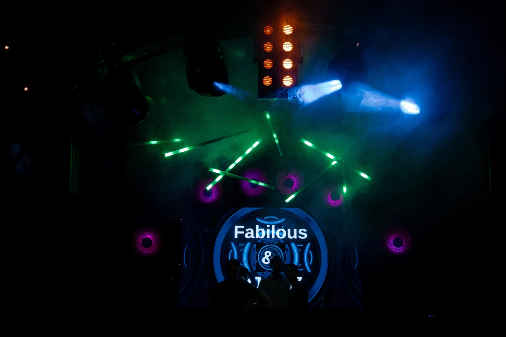 Grüne Laser-Beams und lila Wash-Spots bei einer Festivalshow